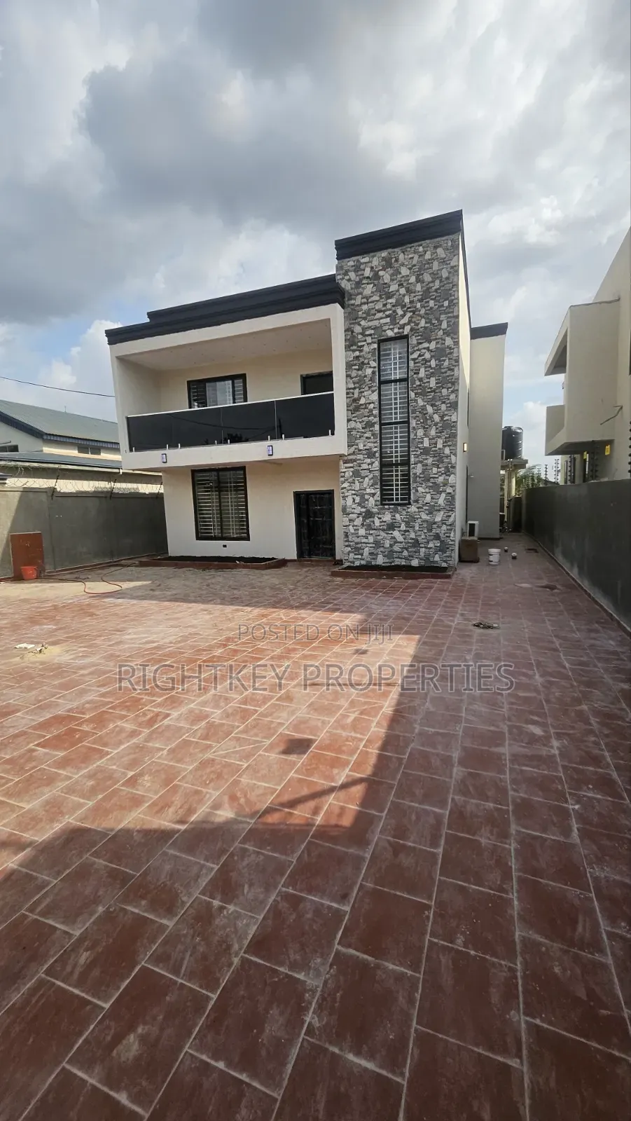 4bdrm Duplex in Kumasi Metropolitan for sale