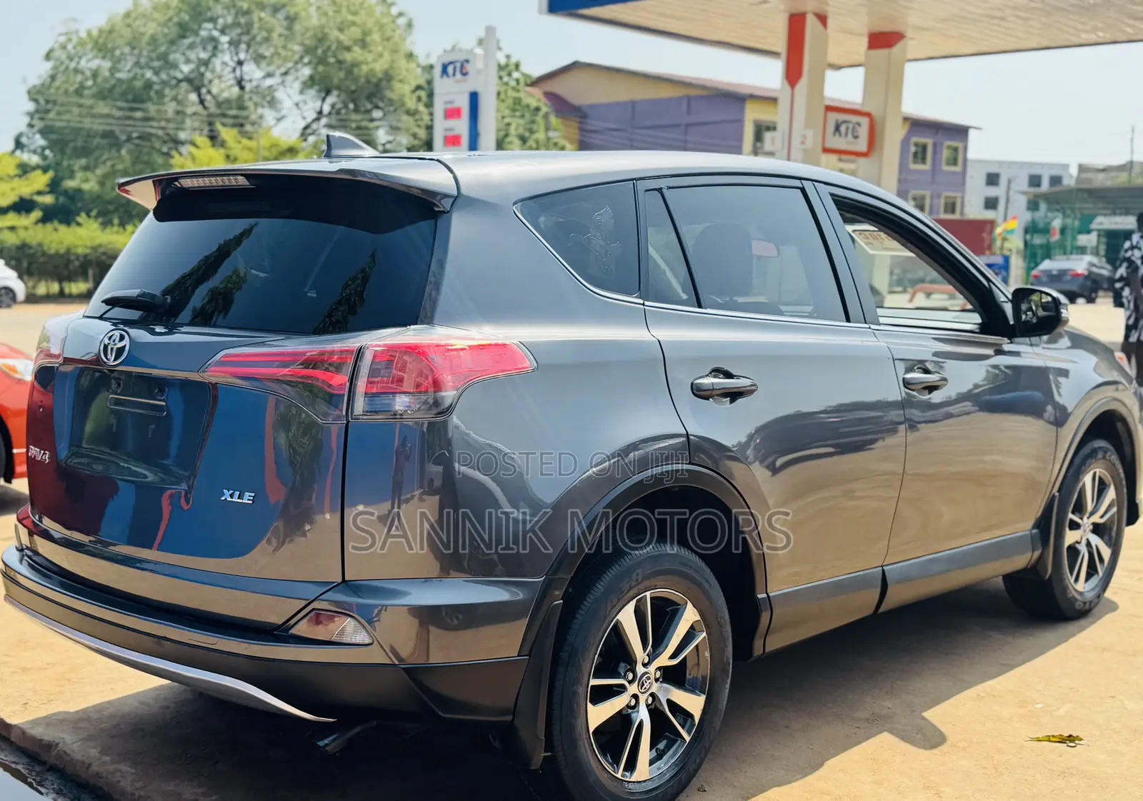 Toyota RAV4 XLE AWD (2.5L 4cyl 6A) 2017 Gray