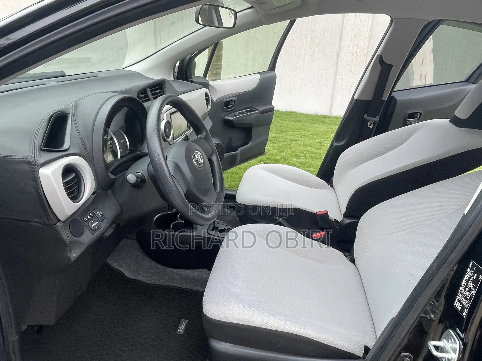 Toyota Vitz 1.3 AWD 5dr 2013 Black