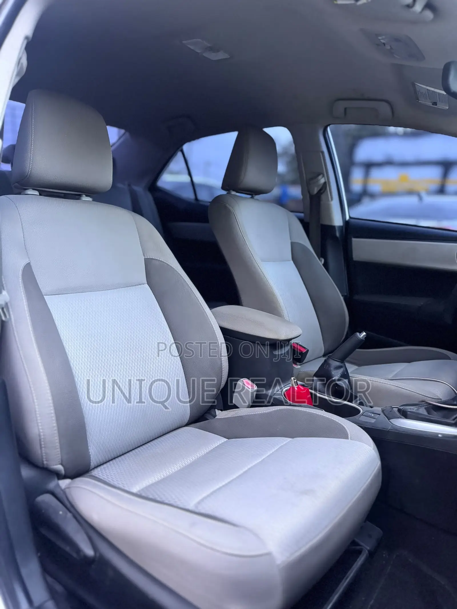 Toyota Corolla LE (1.8L 4cyl 2A) 2018 White