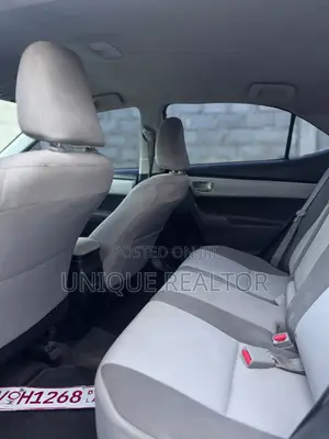 Toyota Corolla LE (1.8L 4cyl 2A) 2018 White
