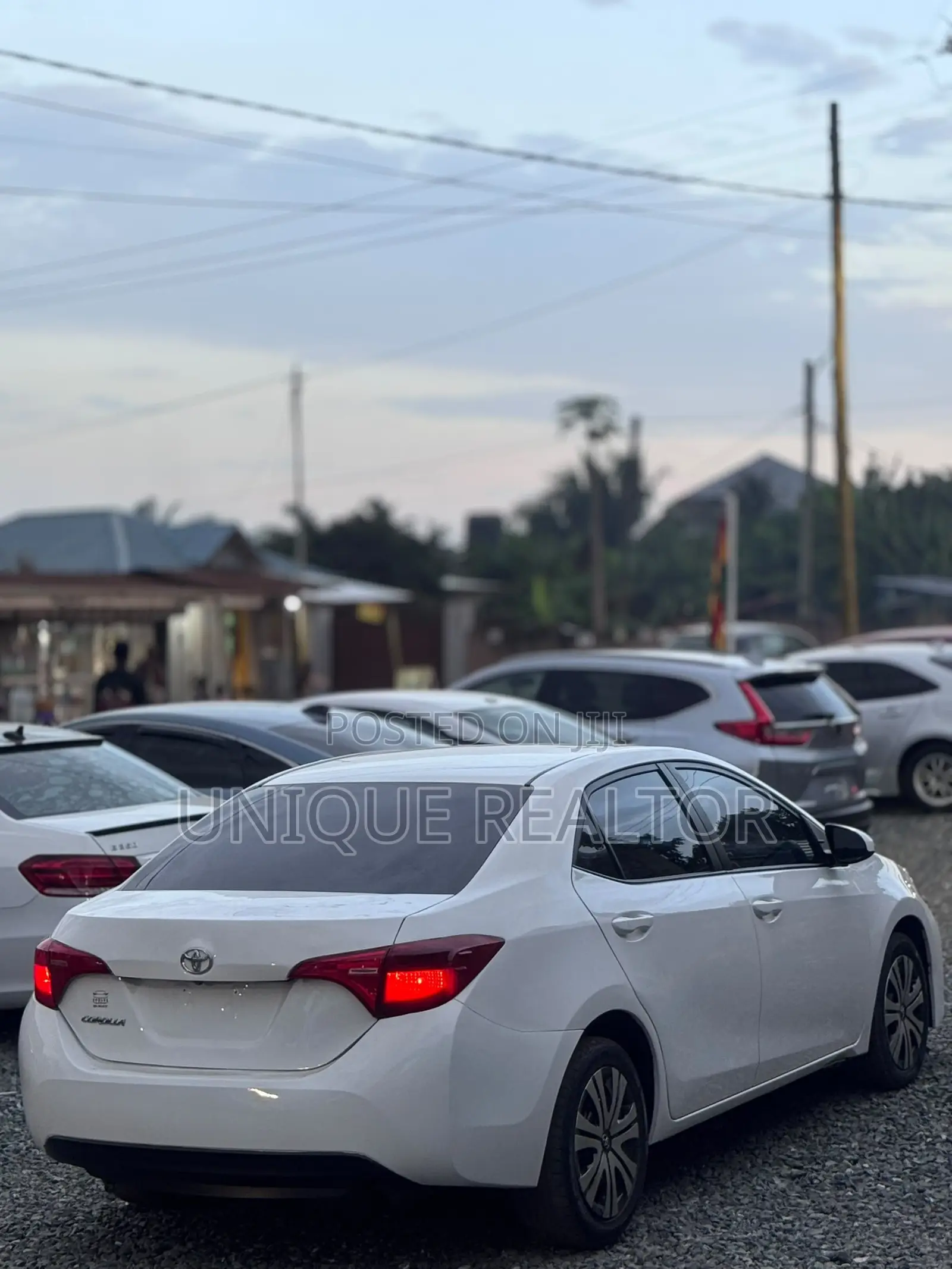 Toyota Corolla LE (1.8L 4cyl 2A) 2018 White