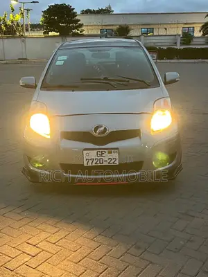 Toyota Vitz 1.3 FWD 3dr 2009 Pearl