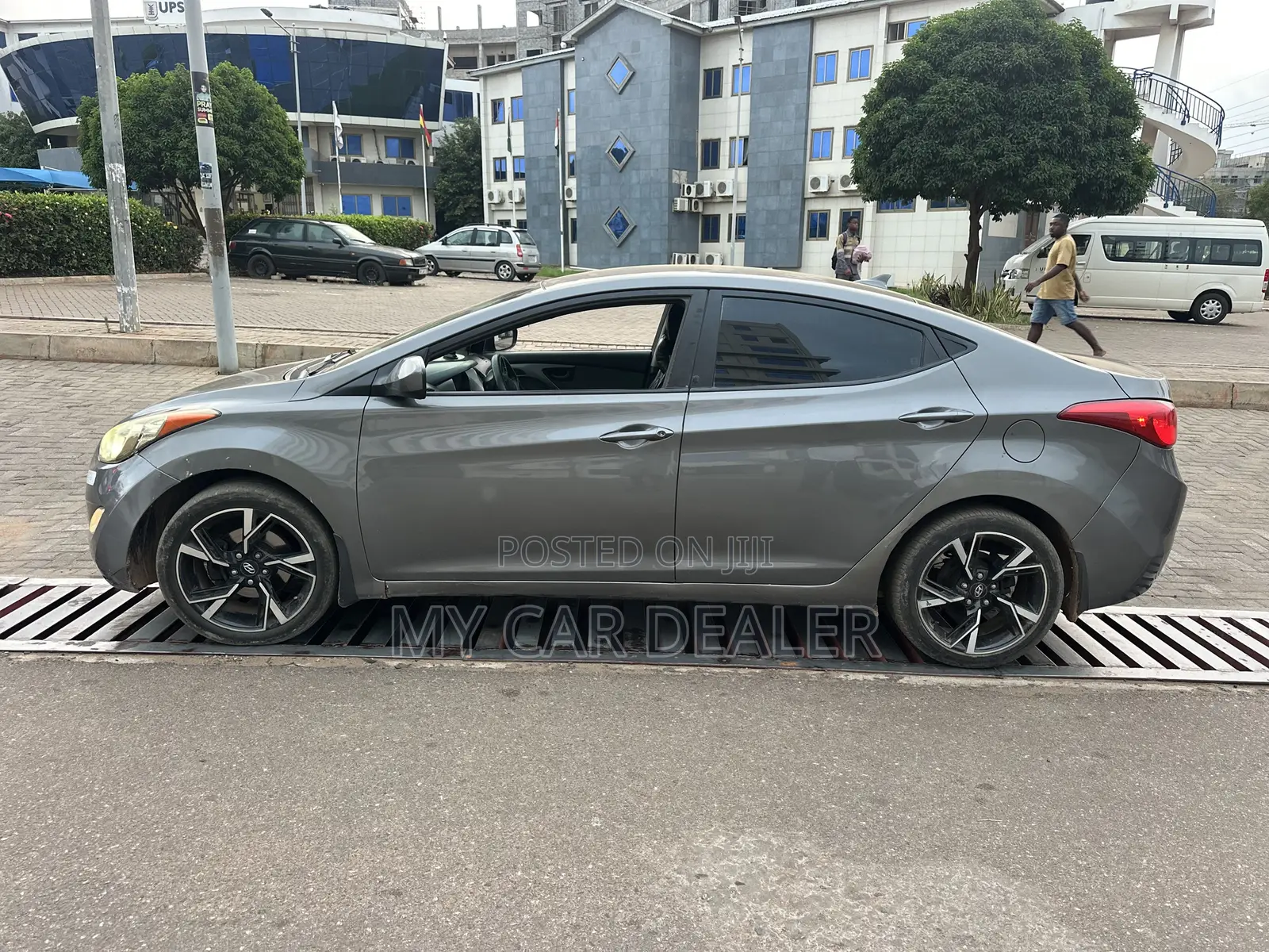 Hyundai Elantra GLS Sedan FWD (1.8L 4cyl 6M) 2013 Gray