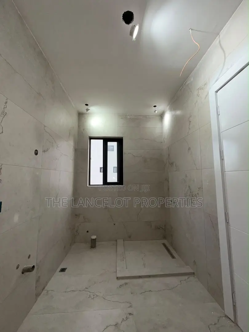 5bdrm House in Ogbojo, East Legon for sale