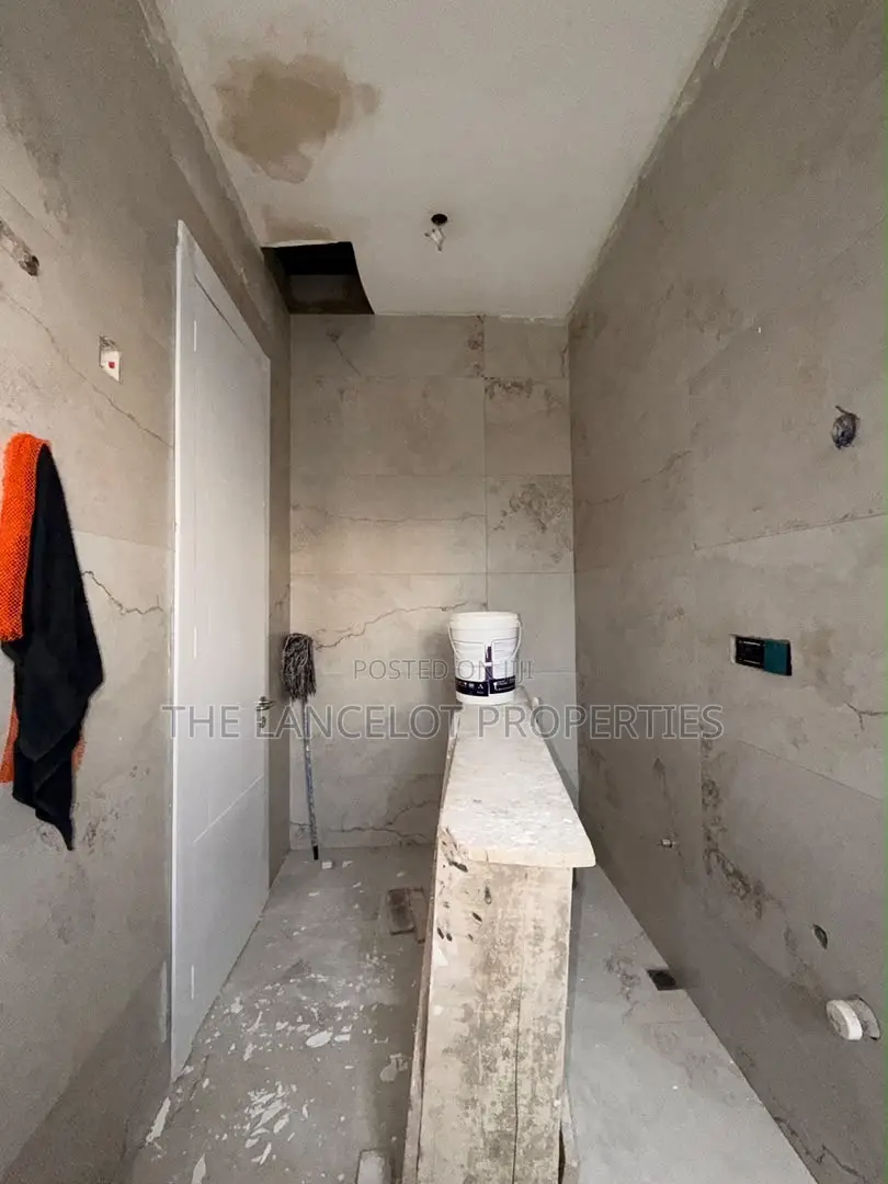 5bdrm House in Ogbojo, East Legon for sale