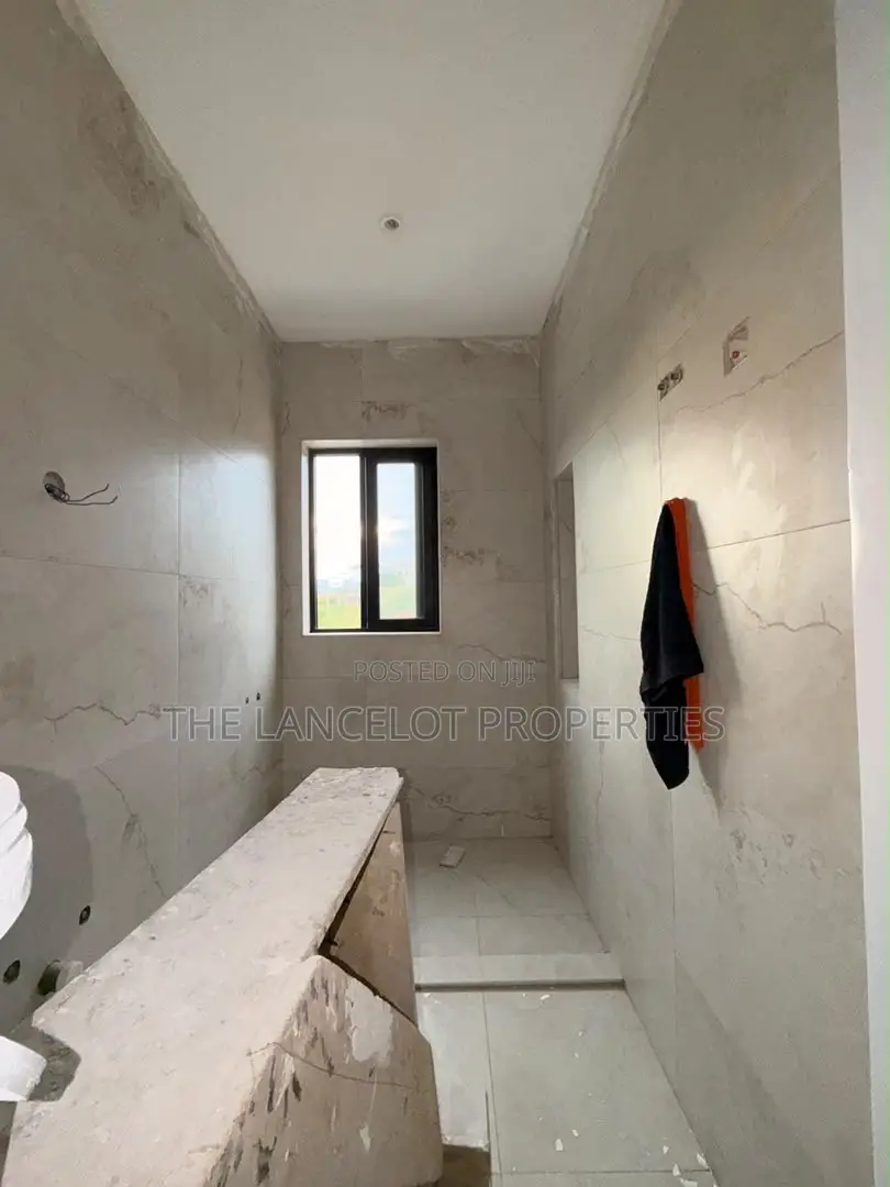 5bdrm House in Ogbojo, East Legon for sale