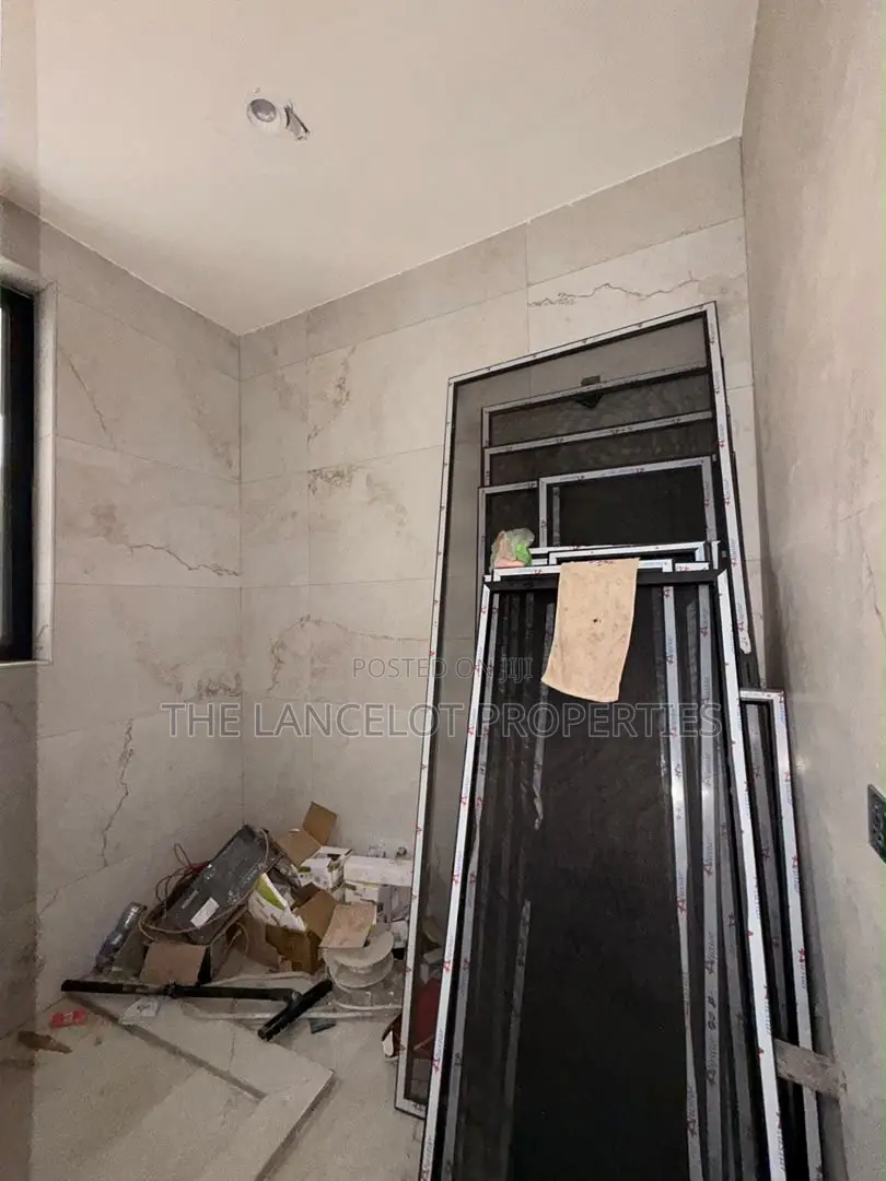 5bdrm House in Ogbojo, East Legon for sale