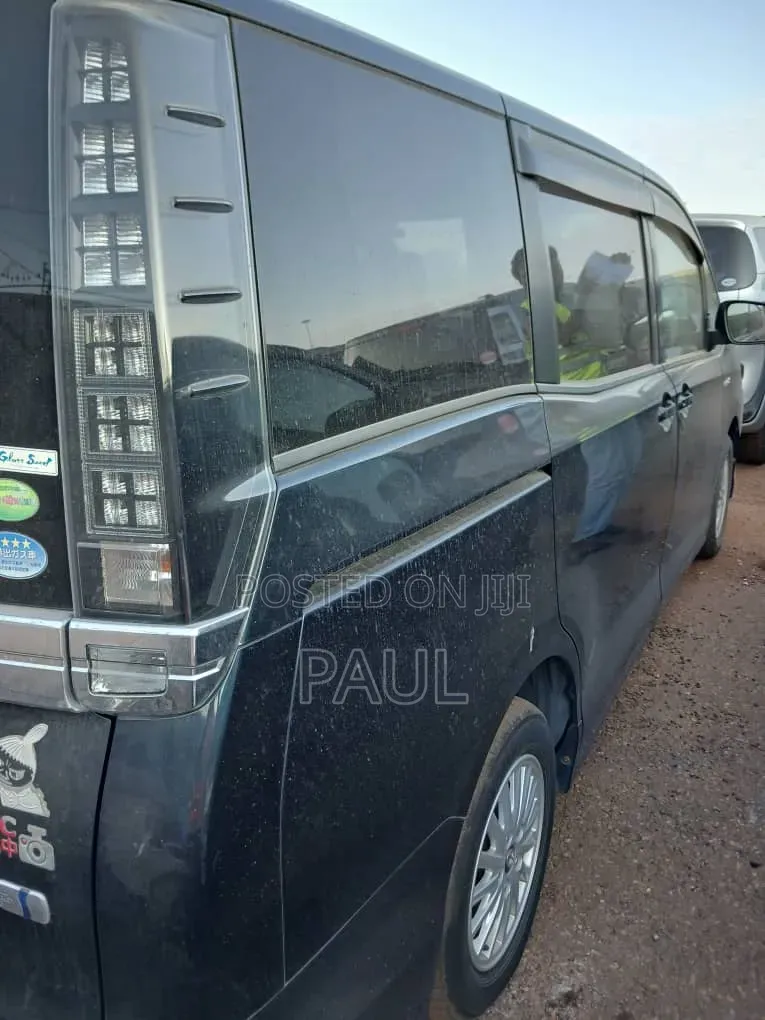 Toyota Voxy 2014 Blue