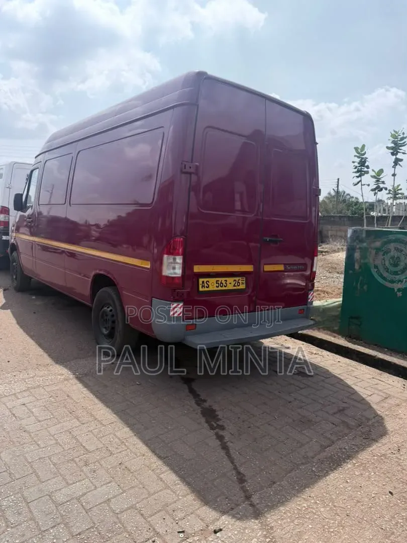 Mercedes-Benz Sprinter 2012 Pink