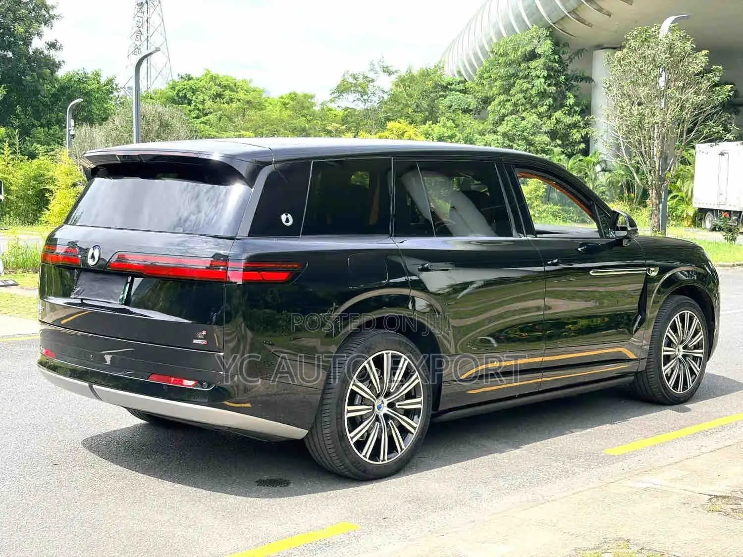 Denza N9 2.0 Hybrid AWD 2025 Black