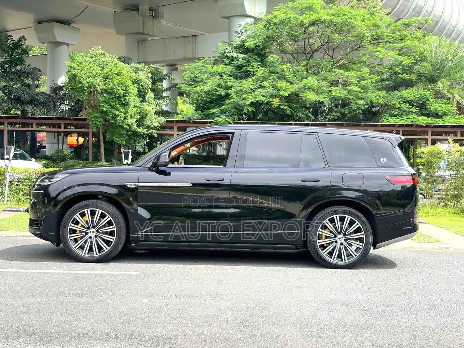 Denza N9 2.0 Hybrid AWD 2025 Black