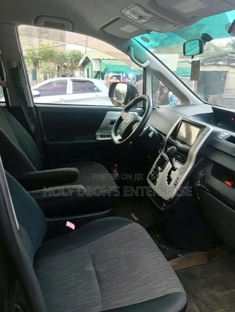 Toyota Voxy V 4WD 8-Seater 2012 Black