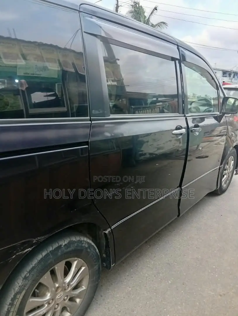 Toyota Voxy V 4WD 8-Seater 2012 Black