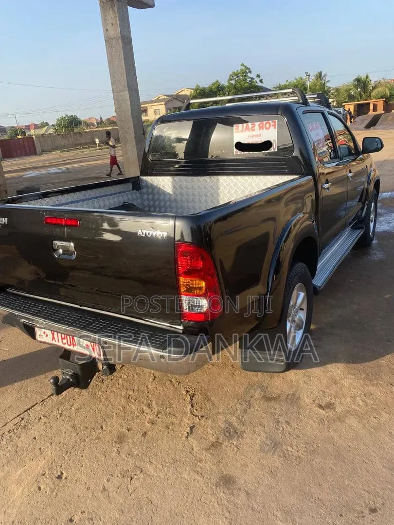 Toyota Hilux 2010 Black