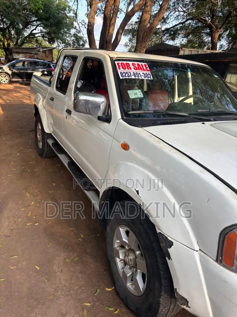 Nissan Hardbody 2015 White