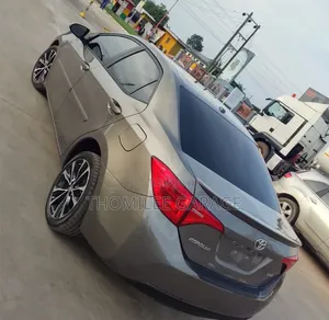 Toyota Corolla XLE (1.8L 4cyl 2A) 2018 Gray