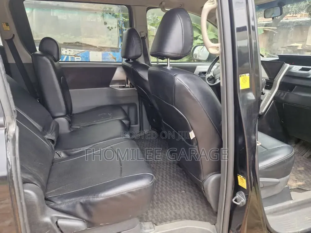 Toyota Corolla XLE (1.8L 4cyl 2A) 2018 Gray