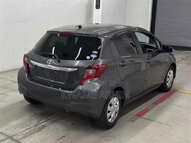 Toyota Vitz 1.3 FWD 5dr 2015 Gray