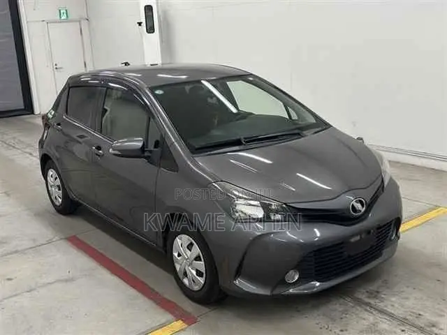 Toyota Vitz 1.3 FWD 5dr 2015 Gray