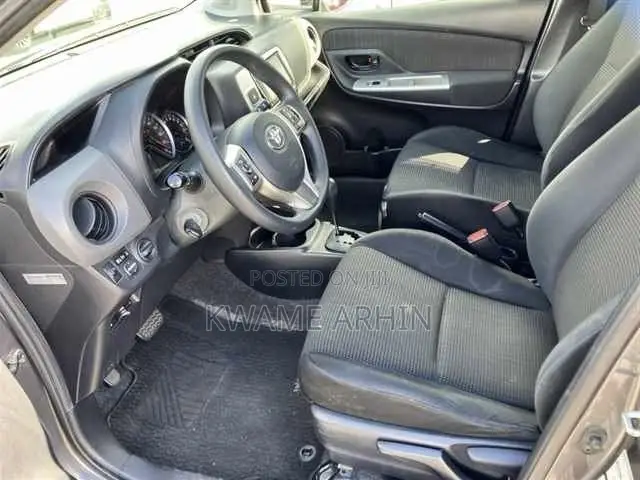 Toyota Vitz 1.3 FWD 5dr 2015 Gray