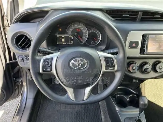 Toyota Vitz 1.3 FWD 5dr 2015 Gray