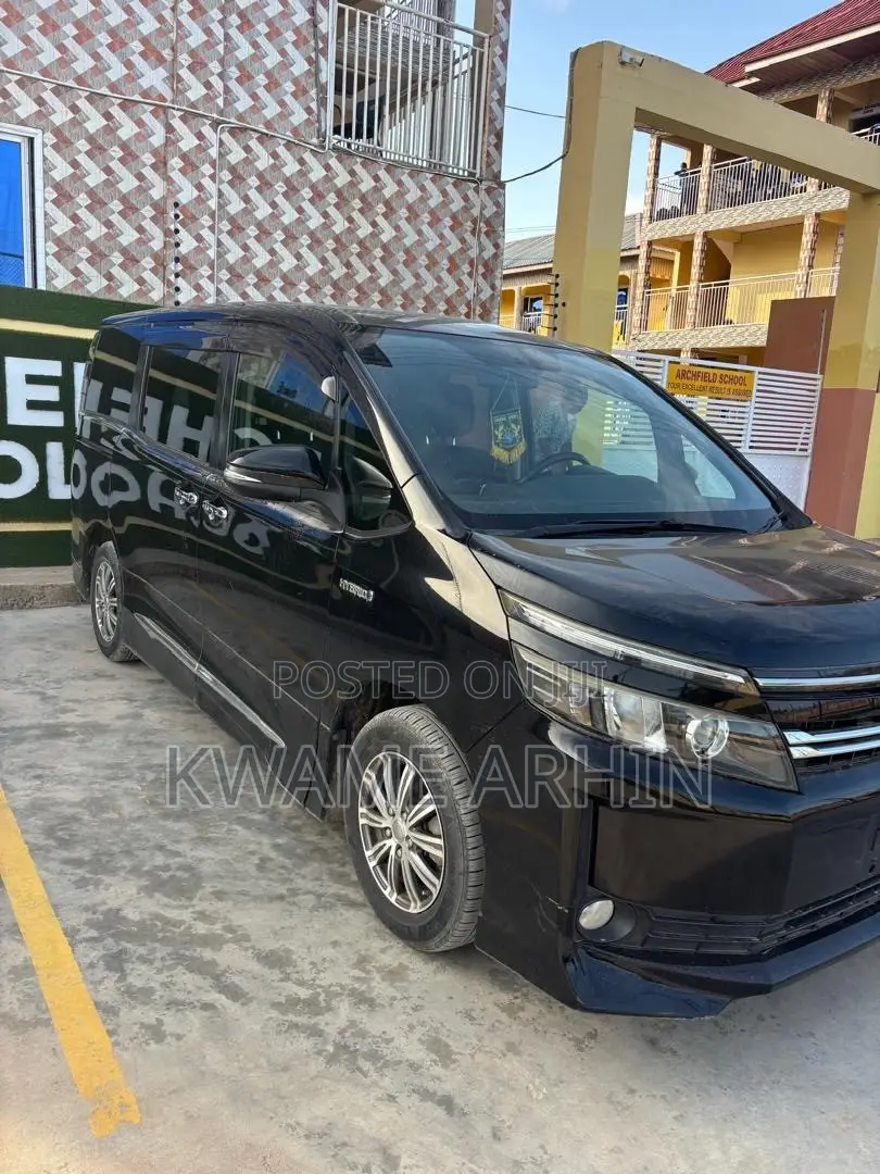 Toyota Voxy Hybrid V 2WD 7-Seater 2014 Black