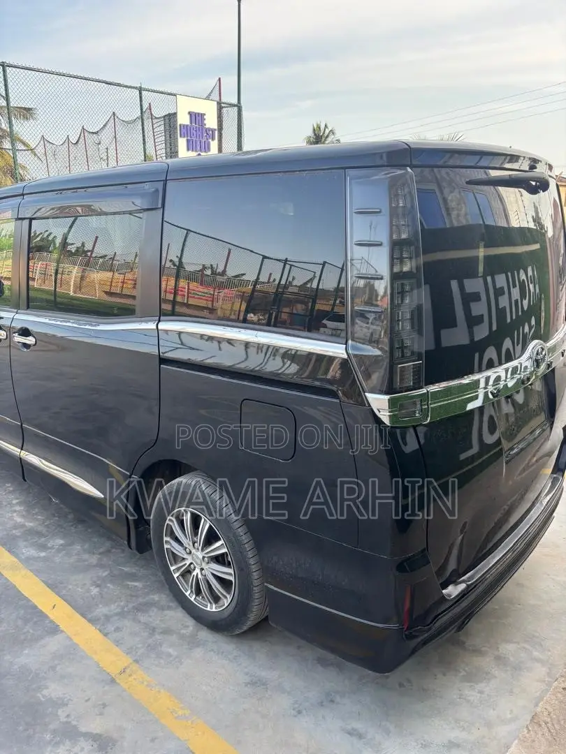 Toyota Voxy Hybrid V 2WD 7-Seater 2014 Black