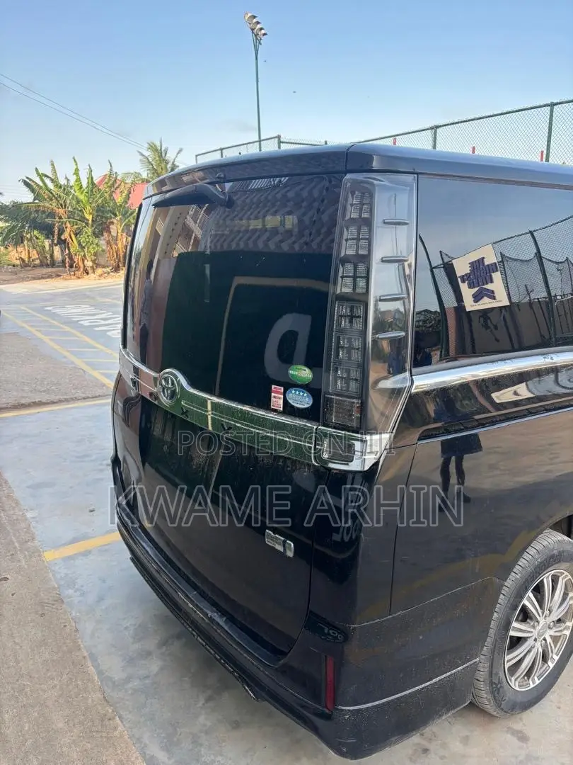 Toyota Voxy Hybrid V 2WD 7-Seater 2014 Black