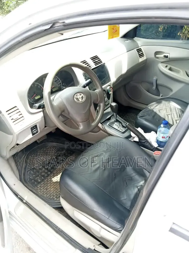 Toyota Corolla LE Special Edition 4dr Sedan (1.8L 4cyl 4A) 2013 Silver
