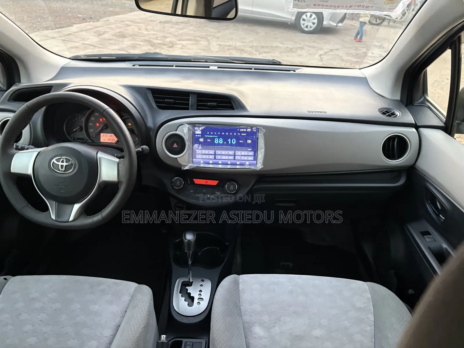 Toyota Vitz 1.3 FWD 5dr 2013 Silver