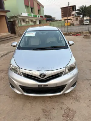 Toyota Vitz 1.3 FWD 5dr 2013 Silver