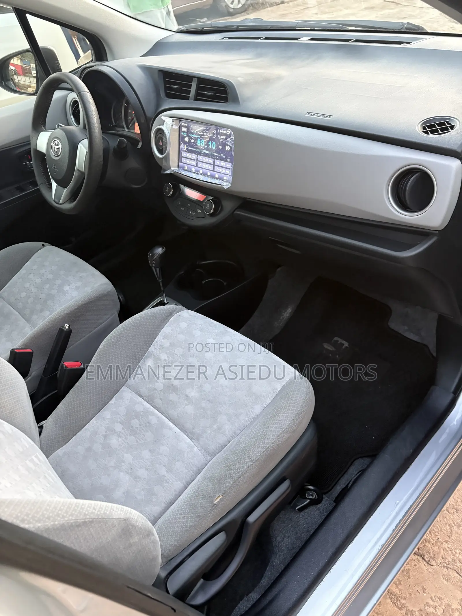 Toyota Vitz 1.3 FWD 5dr 2013 Silver