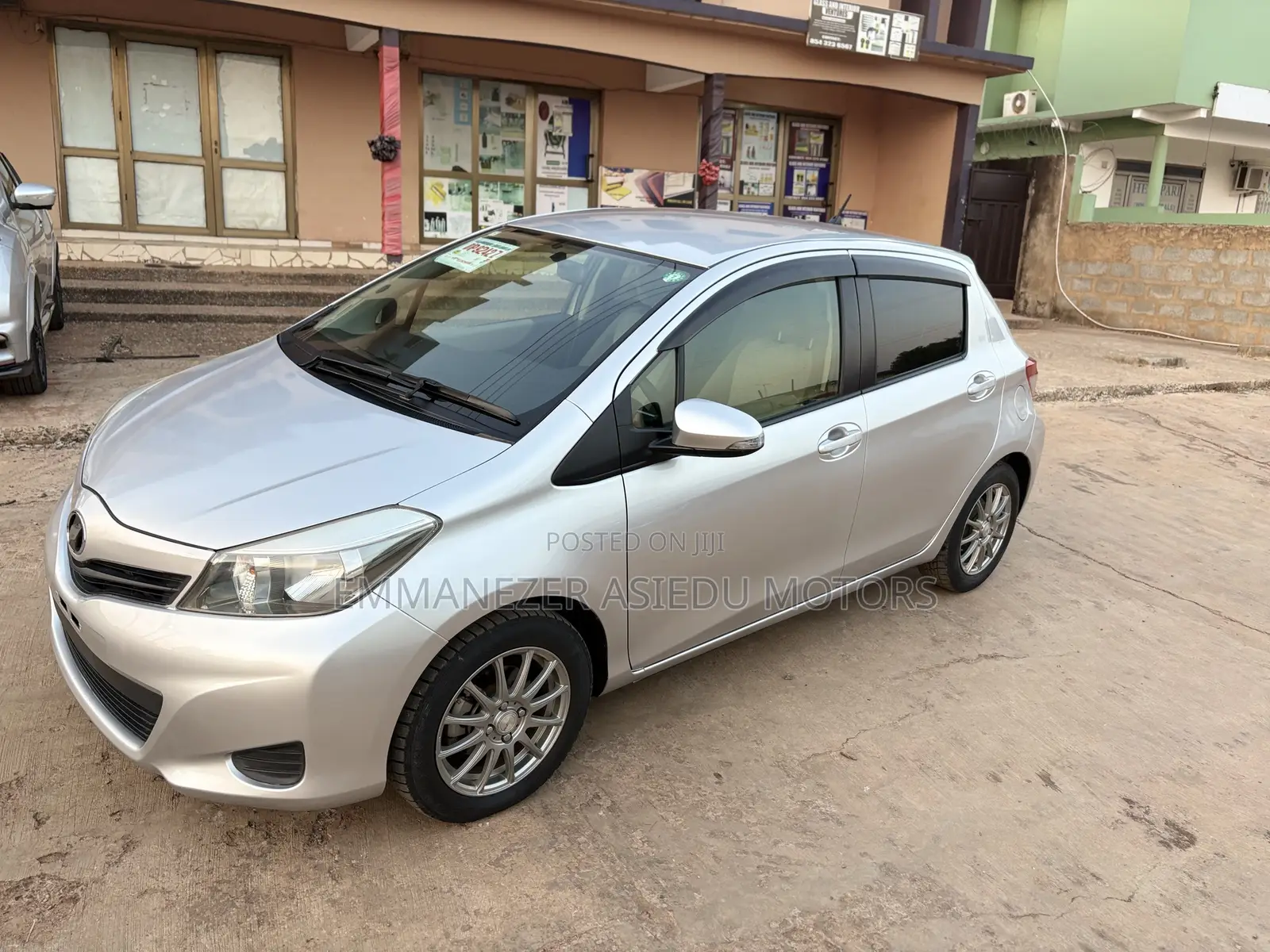 Toyota Vitz 1.3 FWD 5dr 2013 Silver