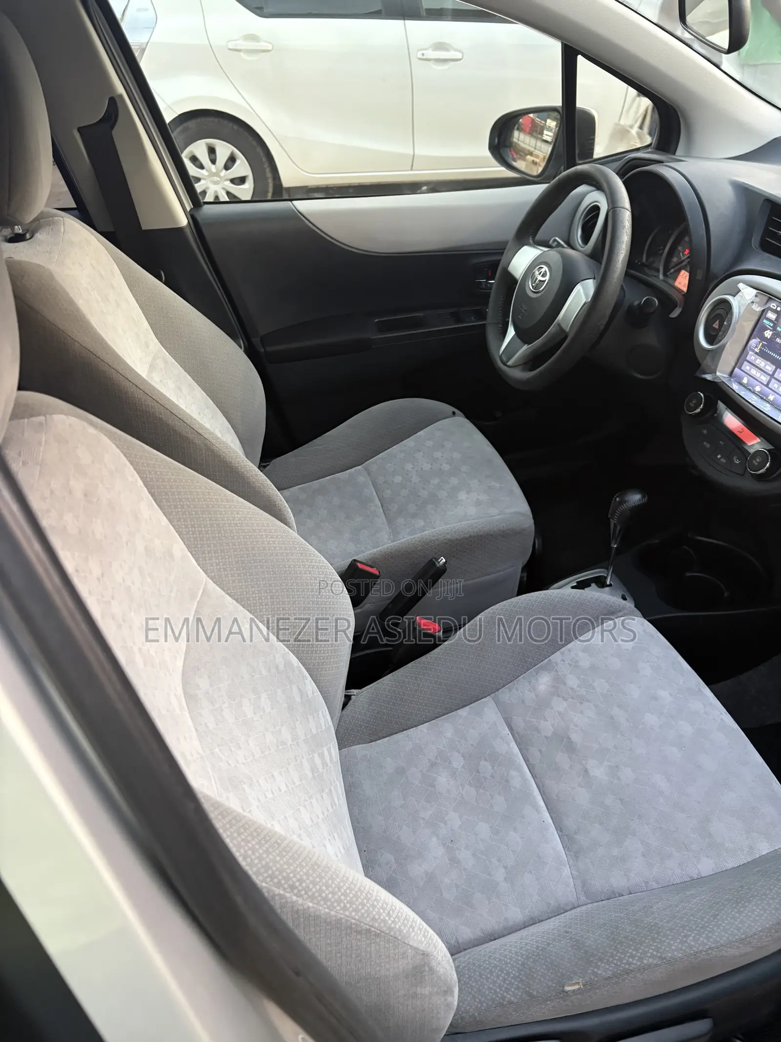 Toyota Vitz 1.3 FWD 5dr 2013 Silver