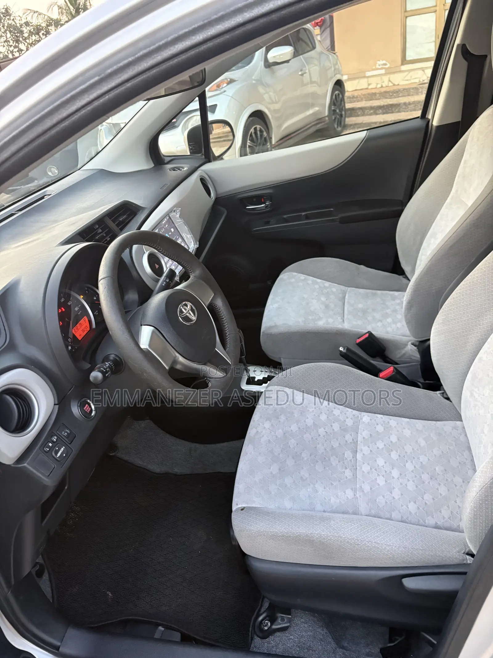 Toyota Vitz 1.3 FWD 5dr 2013 Silver