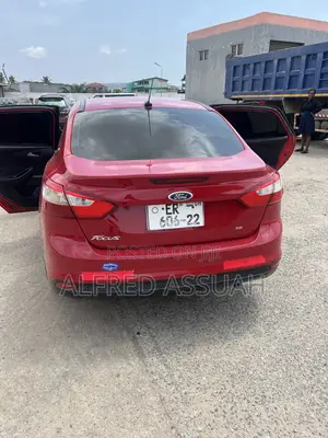 Ford Focus SE Sedan FWD (2.0L 4cyl 5M) 2013 Red