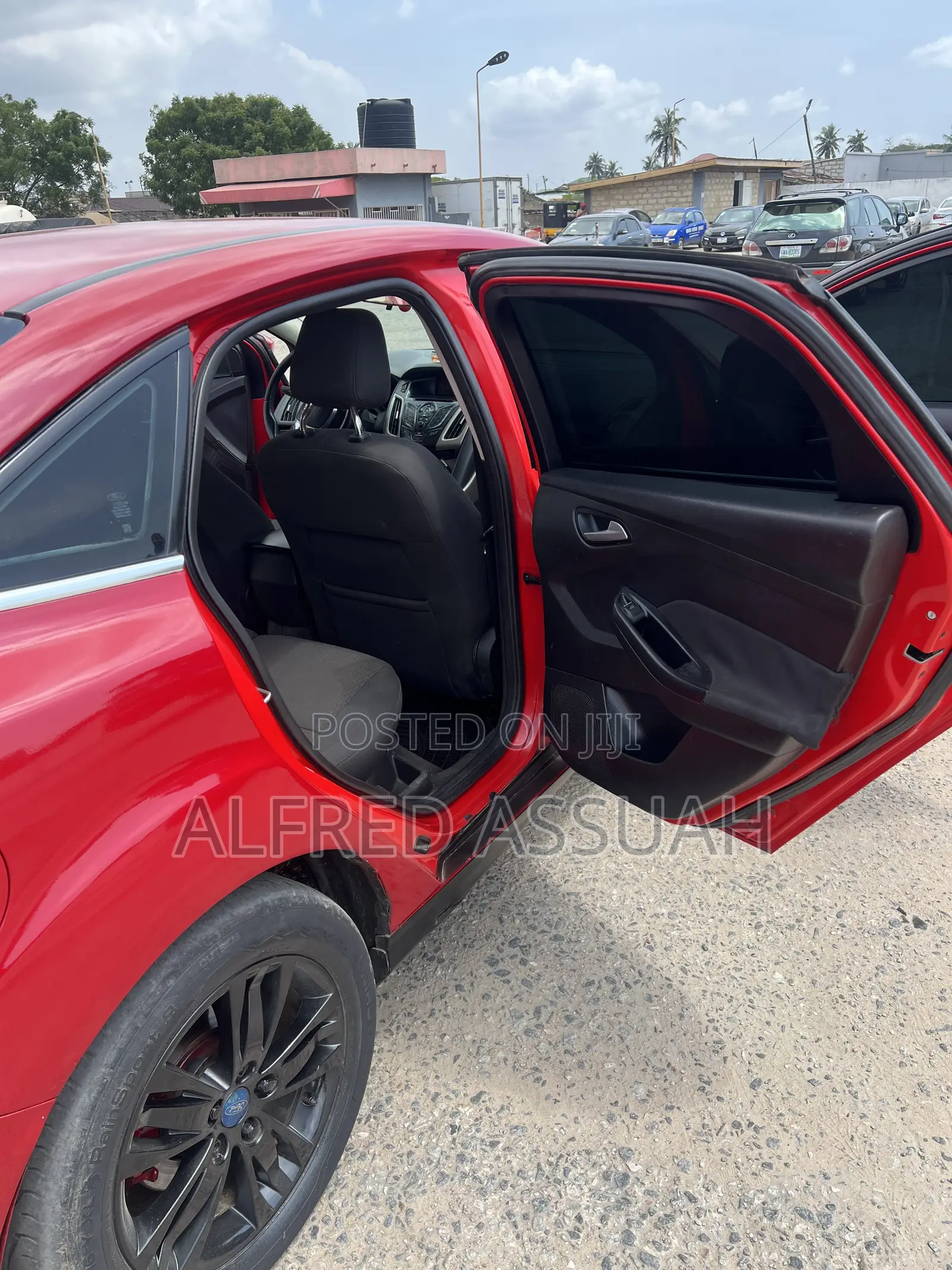 Ford Focus SE Sedan FWD (2.0L 4cyl 5M) 2013 Red