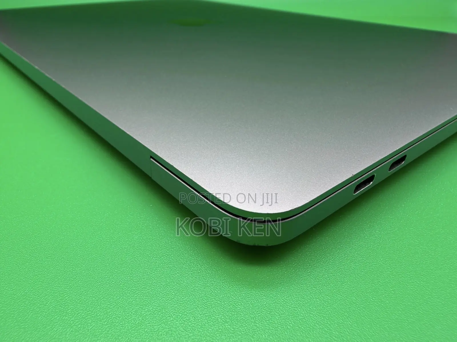 Laptop Apple MacBook Pro 2022 M2 8GB Apple M2 SSD 256GB