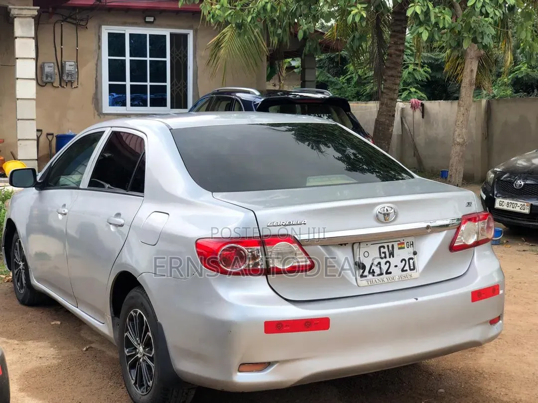 Toyota Corolla LE 4dr Sedan (1.8L 4cyl 4A) 2013 Silver
