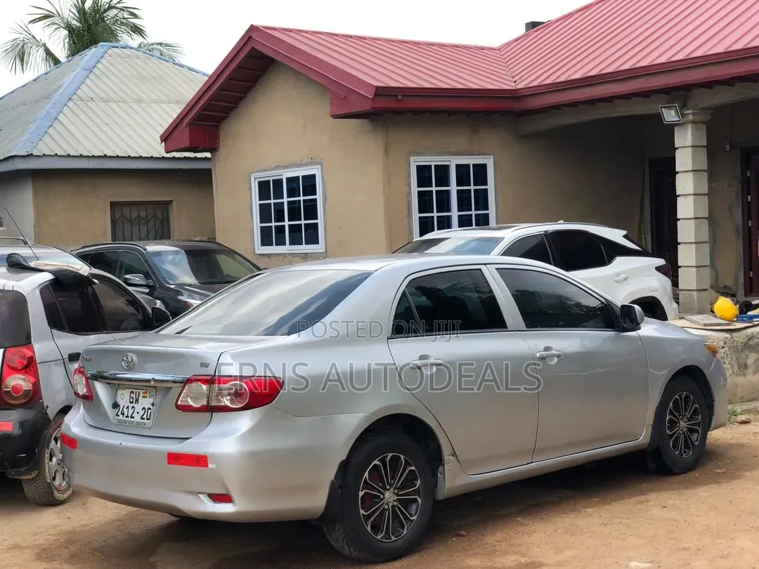 Toyota Corolla LE 4dr Sedan (1.8L 4cyl 4A) 2013 Silver