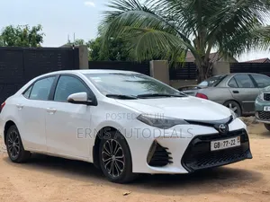 Toyota Corolla LE (1.8L 4cyl 2A) 2018 White
