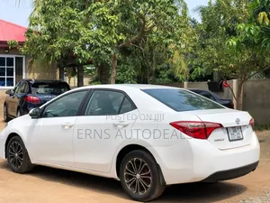 Toyota Corolla LE (1.8L 4cyl 2A) 2018 White