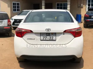 Toyota Corolla LE (1.8L 4cyl 2A) 2018 White