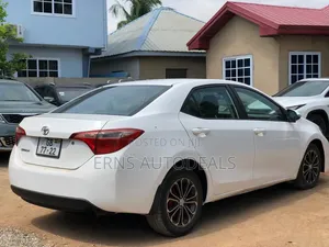 Toyota Corolla LE (1.8L 4cyl 2A) 2018 White