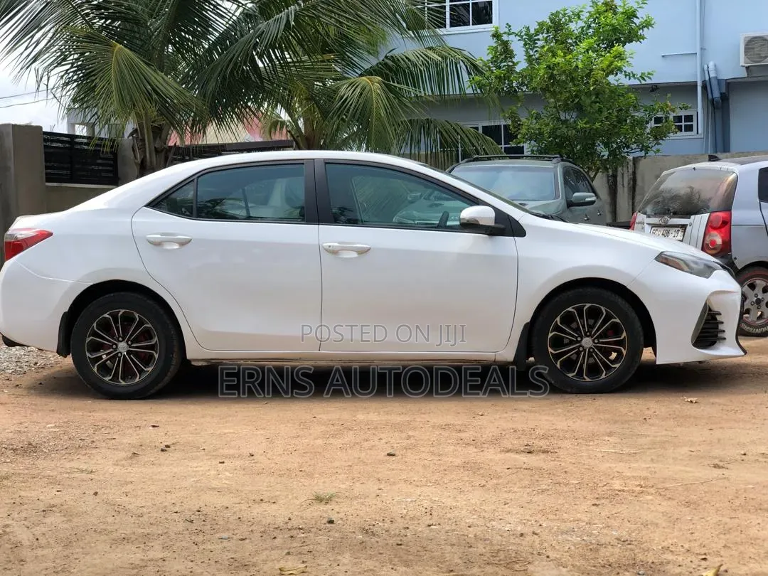 Toyota Corolla LE (1.8L 4cyl 2A) 2018 White
