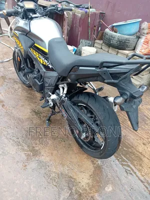 Honda CB 2018 Yellow