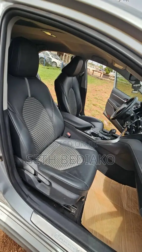 Toyota Camry SE 2021 Gray
