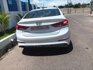 Hyundai Elantra Limited Sedan FWD (2.0L 4cyl 6A) 2017 White