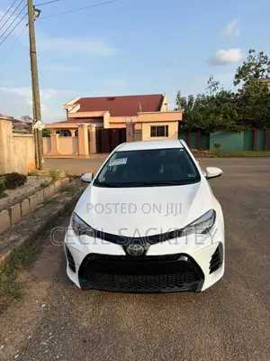 Toyota Corolla SE (1.8L 4cyl 2A) 2018 White